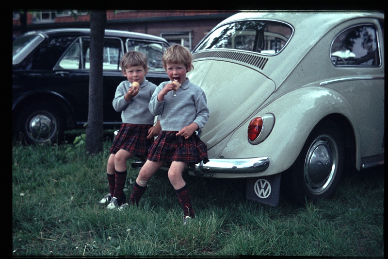 33.Delft mei 1966 Brigitte,Marion.JPG